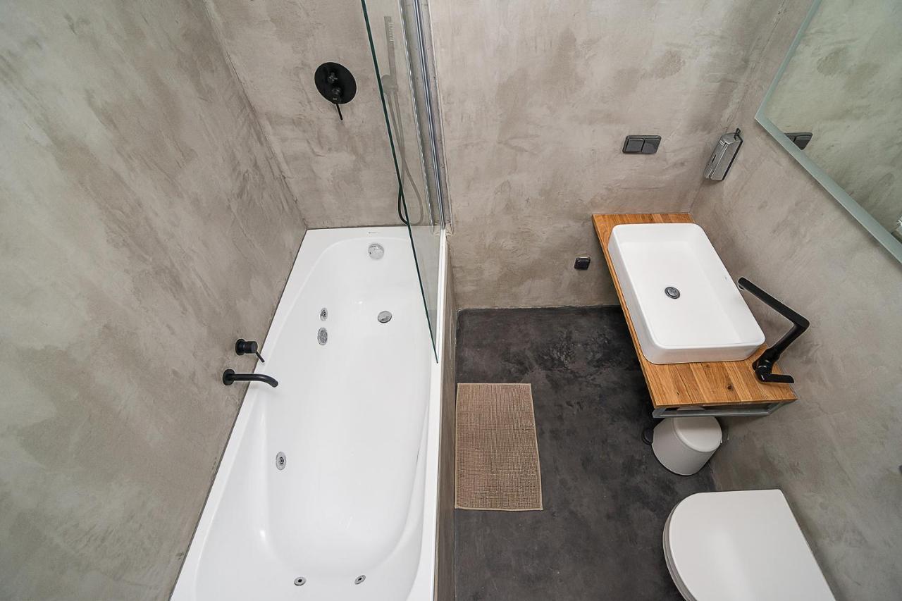 Big 4-Bedroom Flat, Terrace With Great Vitkov View Praha Bagian luar foto