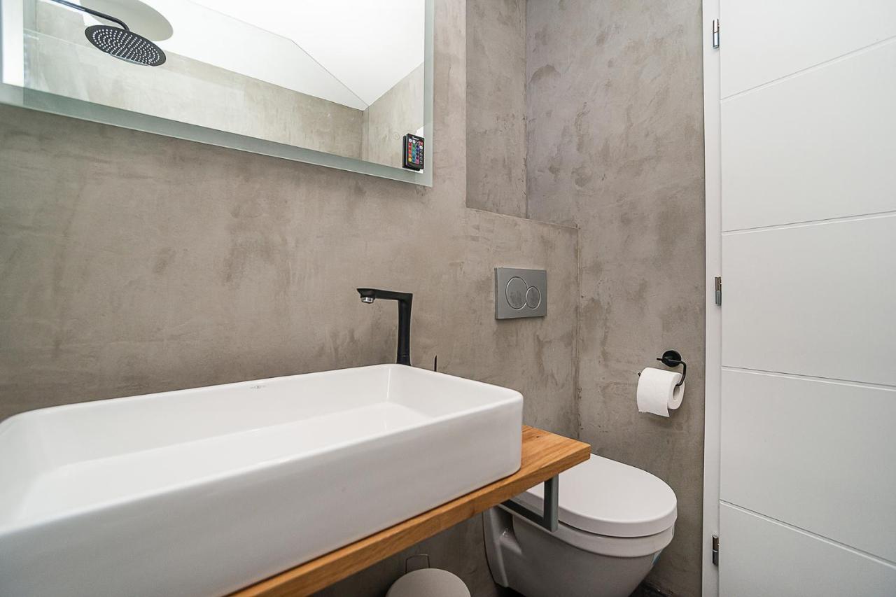 Big 4-Bedroom Flat, Terrace With Great Vitkov View Praha Bagian luar foto